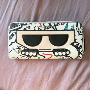 Hand wallet, multi colored with silver zip around